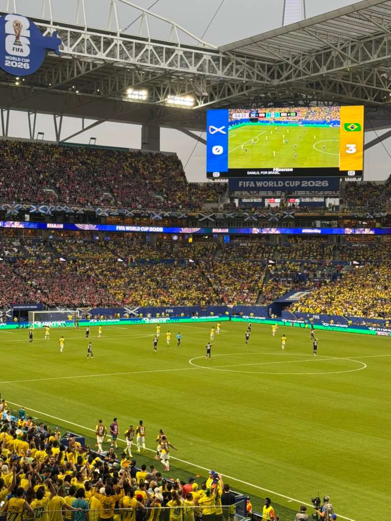 Vinícius marca duas vezes, Brasil vence a Escócia por 3 a 0 e avança como líder; Japão é o provável adversário no mata-mata