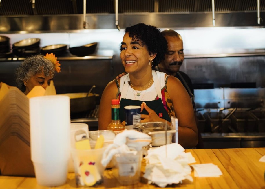 Chef nascida na Bahia vence dois programas do Food Network e celebra culinária afro-brasileira em Seattle