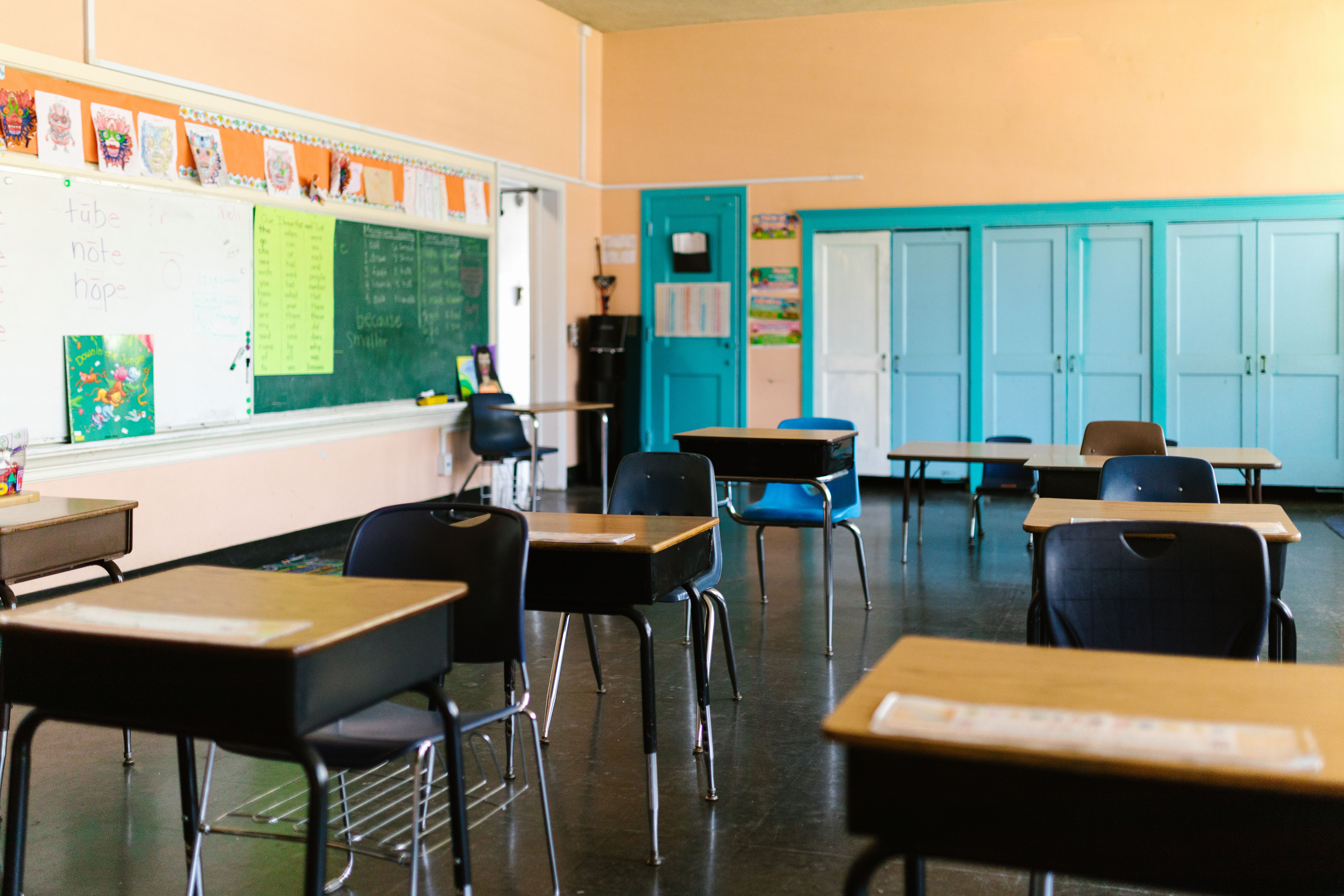 Escolas do Colorado restringem celular na volta as aulas; veja o que muda para seu filho