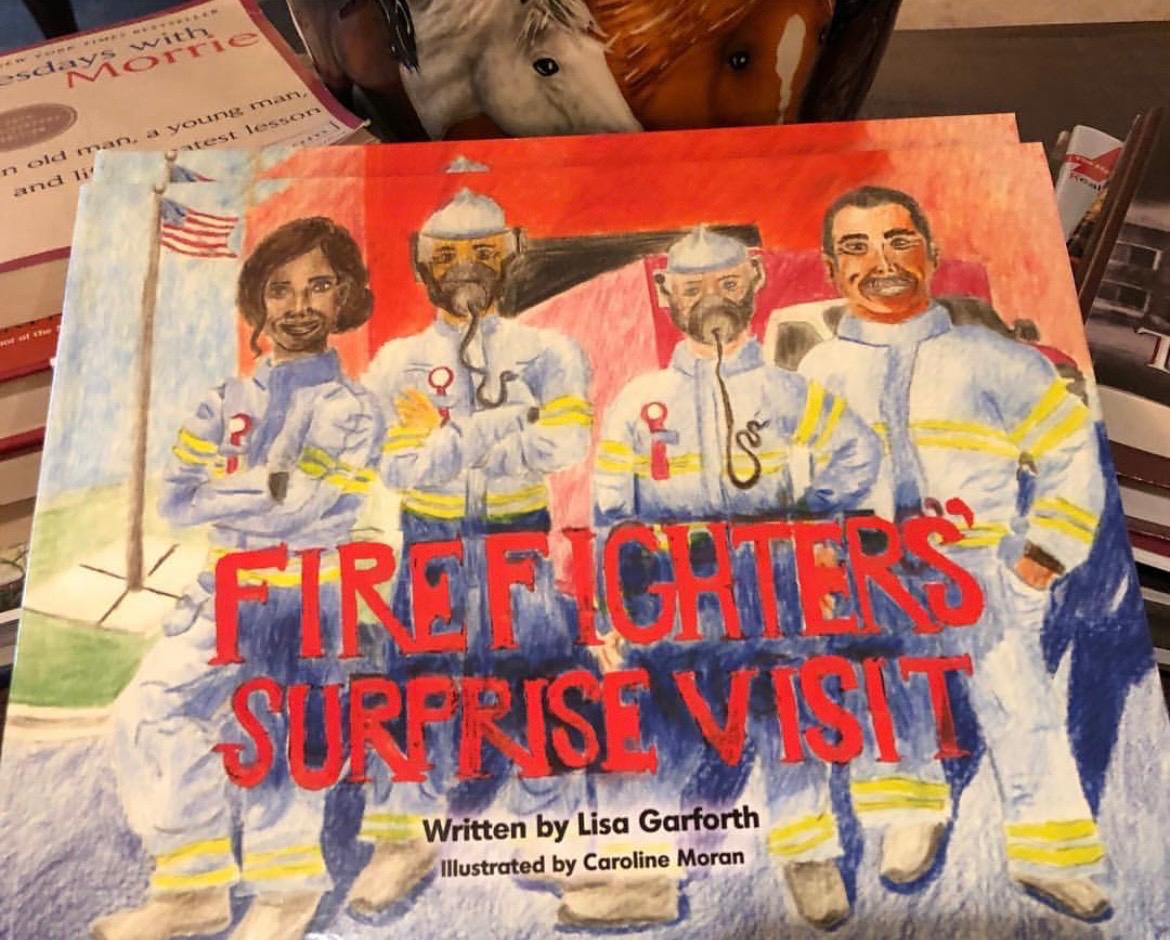 Exemplares do livro Firefighters' Surprise Visit, escrito por Lisa Garforth e ilustrado por Caroline Moran
